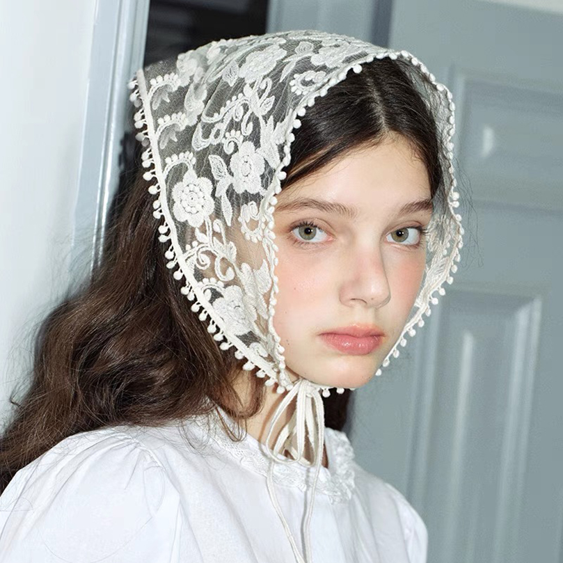 Women Accessories Photos - Foulard en dentelle florale tissée blanche